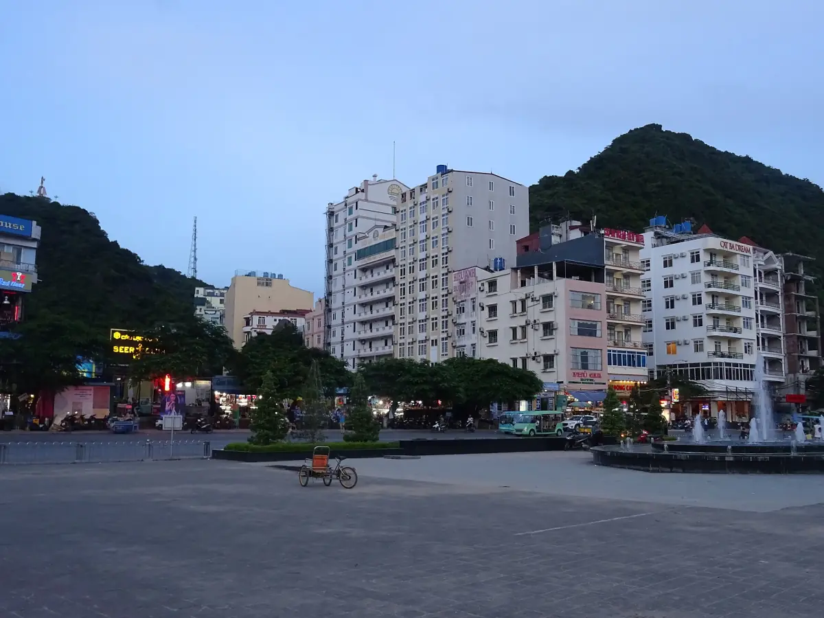 Hotels und Platz in Cat Ba Stadt in der Dämmerung