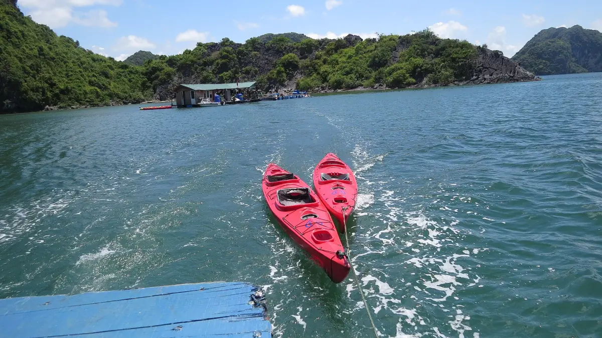 Kayaks rouges dans la baie de Lan Ha